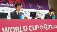 Pelatih Timnas Jepang Hajime Moriyasu (kiri). (Hendry Wibowo/Bola.com)