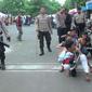 Ilustrasi pelajar jalan jongkok menuju Polres Bekasi karena tawuran. (Liputan6.com/Fernando Purba)