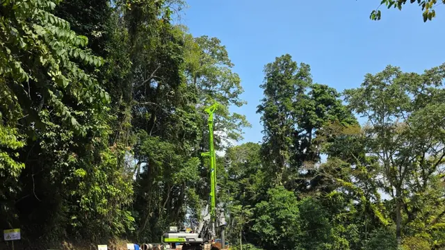 Kementerian Pekerjaan Umum (PU) melakukan pekerjaan preservasi jalan nasional pada ruas Sumberjati–Batas Kabupaten Banyuwangi. (Foto: Kementerian PU)