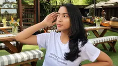 Meski tampil dengan kaos oblong sederhana, Kaneishia Yusuf terlihat stunning dengan gayanya yang kece. Jebolan The Voice Kids Indonesia ini juga kedapatan membintangi web series Teluk Alaska. (Liputan6.com/IG/@kaneishiayusuf05)