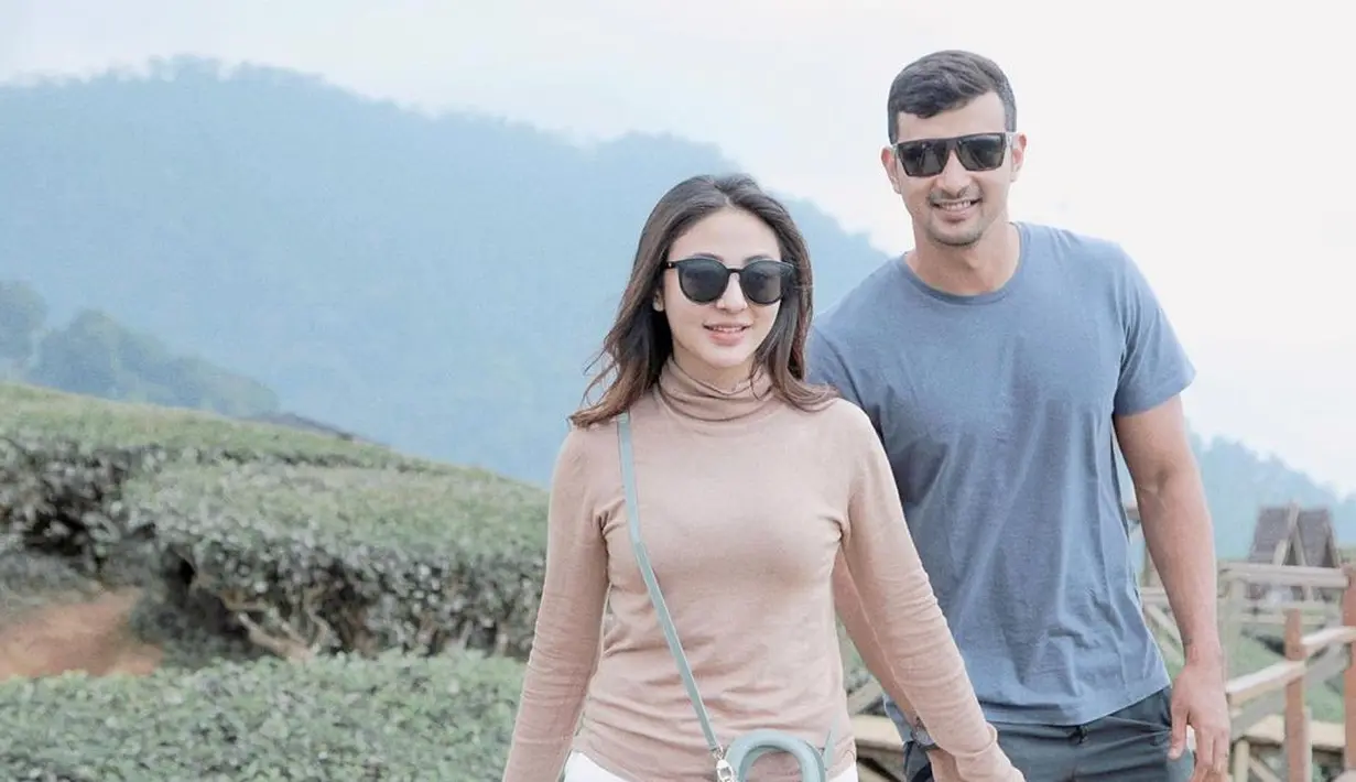 "Nggak banyak yang bikin kaget karena Ali dari awal sudah apa adanya, jahil, kayak gitu. Jadi nggak ada hal-hal yang, 'oh ternyata begini ya', nggak ada," jelas Margin. (Instagram/alisyakieb)