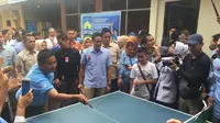 Cawapres nomor urut 2 Sandiaga Uno saat mencoba bermain bola pingpong saat peresmian Rumah Siap Kerja Sumsel (Liputan6.com / Nefri Inge)