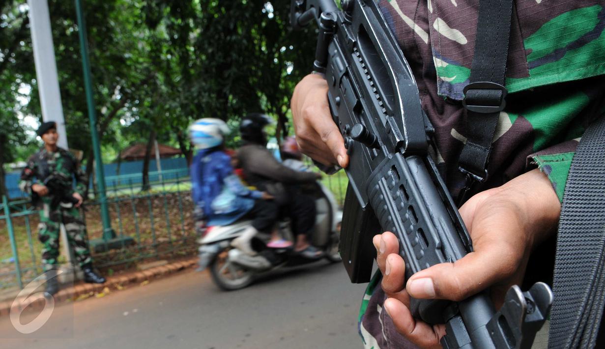 Anggota TNI berjaga di sekitar Gelora Bung Karno yang digunakan untuk KTT OKI, Jakarta, Sabtu (5/3/2016). Penjagaan pusat kota diperketat menjelang pelaksanaan KTT Luar Biasa OKI pada 6-7 Maret di JCC Senayan. (Liputan6.com/Helmi Afandi)