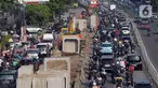 Alat berat yang tengah mengerjakan proyek pembangunan saluran air (drainase) berada di tengah Jalan KH. Abdullah Syafei, Jakarta, Kamis (13/7/2023). Proyek pembangunan drainase membuat lalu lintas tersendat karena terjadi penyempitan jalan dan pengendara yang melintas harus mengurangi kecepatannya. (merdeka.com/Imam Buhori)
