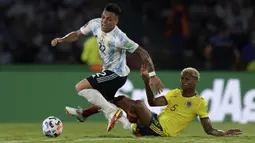 Argentina tampil menekan sejak awal pertandingan meski tanpa sang bintang andalan, Lionel Messi. Namun, kombinasi antara Angel Di Maria dan Papu Gomez belum berhasil memberikan suplai bola yang matang ke Lautaro Martinez (kiri). (AFP/Juan Mabromata)