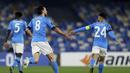 Gelandang Napoli, Fabian Ruiz (kiri) melakukan selebrasi usai mencetak gol kedua timnya ke gawang Granada dalam laga leg kedua babak 32 Besar Liga Europa 2020/21 di Diego Armando Maradona Stadium, Kamis (25/2/2021). Napoli menang 2-1 atas Granada. (LaPresse via AP/Alessandro Garofalo)