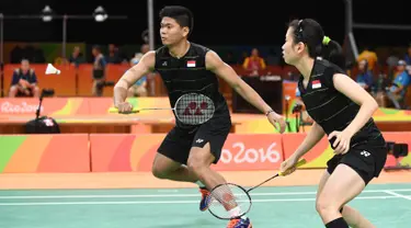 Ganda campuran Indonesia, Praveen Jordan/Debby Susanto saat melawan Ganda campuran Hongkong Lee Chun Hei Reginald/Chau Hoi Wah di Olimpiade Rio de Janeiro 2016, Brasil, Kamis (11/8). (AFP PHOTO/Goh Chai Hin)