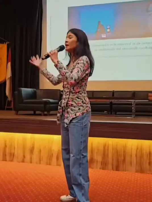 Dian Sastrowardoyo tampilkan pesona Kartini versi dirinya ketika menjadi dosen. Ia mengenakan kebaya floral dan celana jeans dengan sneakers [@therealdisastr]