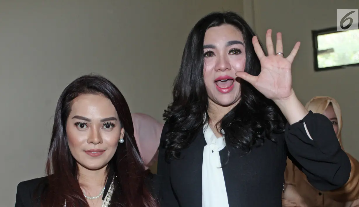 Penyanyi Vicky Shu melambaikan tangan ke arah kamera saat menghadiri persidangan kasus penipuan First Travel di Pengadilan Negeri Depok, Rabu (14/3). Vicky Shu dihadirkan sebagai saksi dari jaksa penuntut umum (JPU). (Liputan6.com/Herman Zakharia)