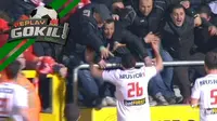 Video replay tentang aksi lucu para fans Kortrijk yang merayakan gol tim kesayangan mereka hingga terjatuh.