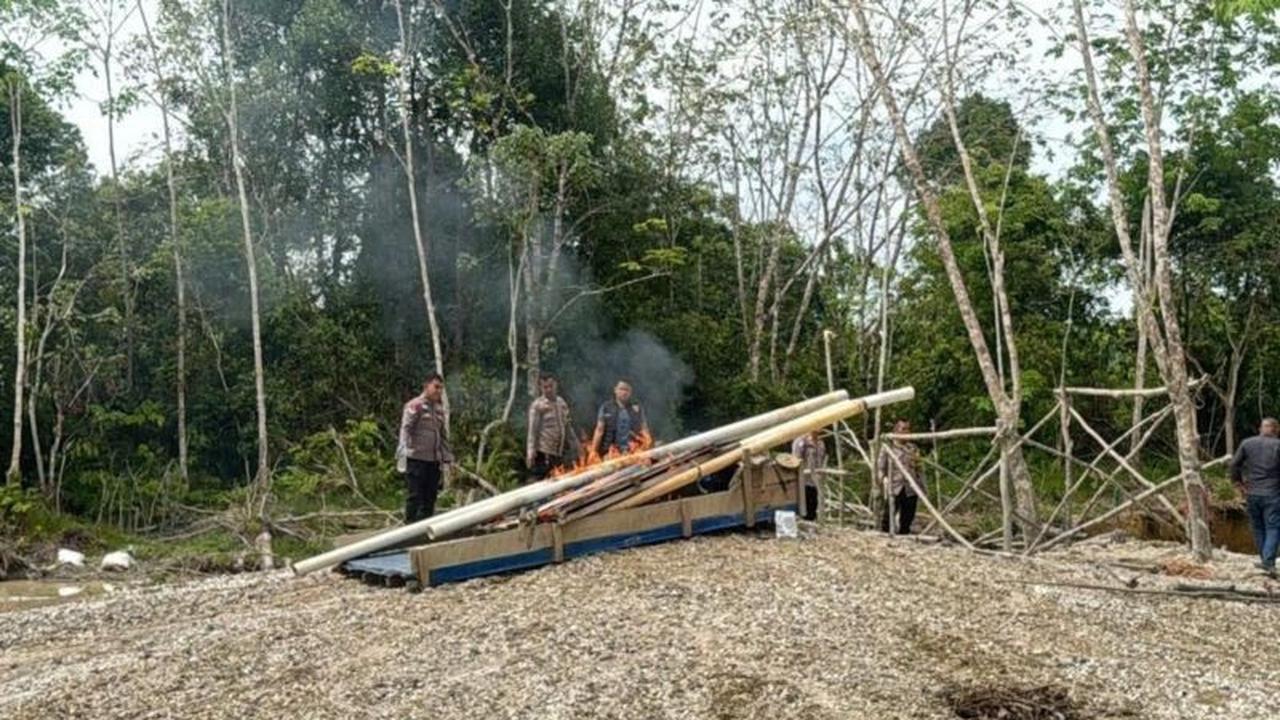 Polisi Jambi Bakar Alat Penambangan Emas Ilegal Dekat Objek Wisata, Tegaskan Komitmen Lingkungan