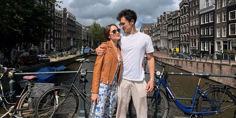 Tampil Stylish, Ini Potret Liburan Cinta Laura ke Belanda Bareng Kekasih