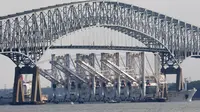 Jembatan Baltimore di Amerika Serikat (AS) atau Jembatan Francis Scott Key ambruk ditabrak kapal. (File AP)