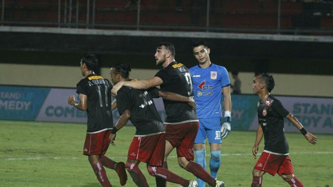 Para pemain Persija Jakarta merayakan gol yang dicetak Marko Simic dalam pertandingan kontra Borneo FC di Piala Presiden 2018 yang digelar di Stadion Kapten I Wayan Dipta, Gianyar, Bali, Rabu (24/1/2018) (Dok. Persija Jakarta)
