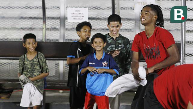 Foto: Momen Penggawa Timnas Indonesia U-19 Diserbu Fans Cilik, Ronaldo Kwateh Sang Idola Baru