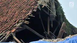 Kondisi bagian atap gedung Galangan VOC pascaambruk di kawasan Kota Tua, Penjaringan, Jakarta, Minggu (3/6). Gedung tersebut diduga ambruk akibat termakan usia. (Merdeka.com/Iqbal Nugroho)