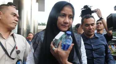 Istri Gubernur Aceh nonaktif Irwandi Yusuf, Darwati Agani seusai menjalani pemeriksaan di Gedung KPK, Jakarta, Selasa (31/7). Darwati diperiksa sebagai saksi dalam kasus dugaan korupsi Dana Otonomi Khusus Aceh (DOKA) 2018. (Merdeka.com/Dwi Narwoko)