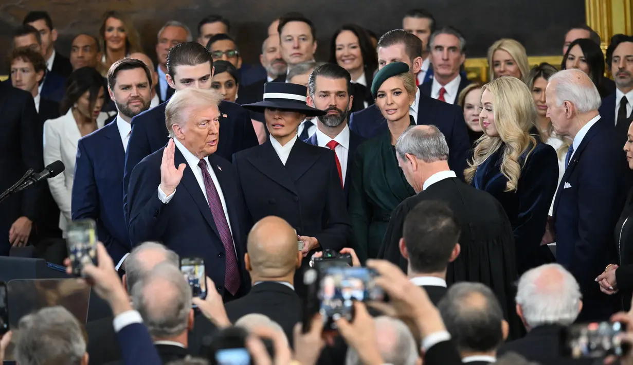 Donald Trump saat diambil sumpahnya sebagai Presiden ke-47 Amerika Serikat di Rotunda Gedung Kongres AS di Washington DC, pada Senin 20 Januari 2025 waktu setempat. (SAUL LOEB/POOL/AFP)