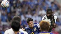 Pemain Timnas Jerman, Antonio Ruediger (kanan) berduel udara dengan pemain Timnas Jepang, Hiroki Sakai dalam laga matchday pertama Grup E Piala Dunia 2022 di Khalifa International Stadium, Doha, Qatar, Rabu (23/11/2022) malam WIB. (AP/Ebrahim Noroozi)