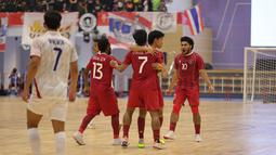 Selebrasi pemian Timnas Futsal Putra Indonesia usai mencetak gol ke gawang Thailand dengan skor 6-1, di Nontabhuri Stadium, Jumat (19/12/2025). (Dok. Federasi Futsal Indonesia)