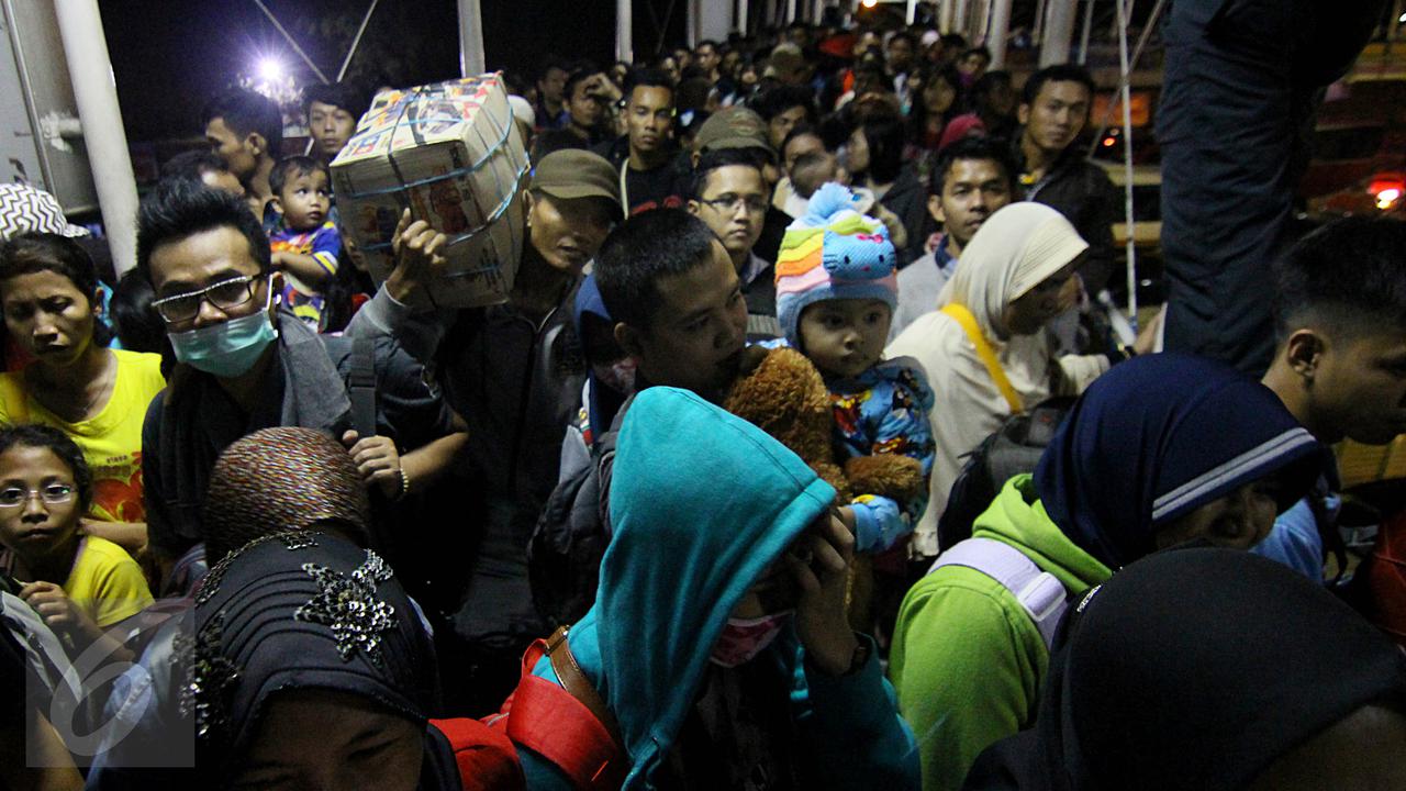 120150715-Puncak Mudik, Ribuan Penumpang Mulai Menyemut di Pelabuhan Merak-Banten 3
