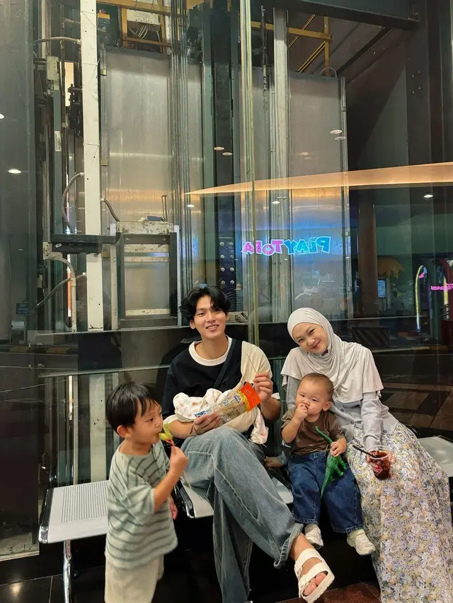 7 Potret Julia Prastini Lahiran Anak Ketiga, Ditemani Na Dae Hoon dan Buah Hati