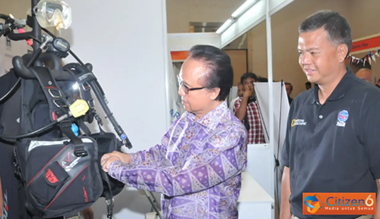 Citizen6, Jakarta: Selain itu MKP Sharif C Sutardjo mengamati peralatan Diving pada Job Fair dan mencicipi ikan olahan yang dipamerkan pada Job Fair on Marine and Fisheres di Smesco Tower, Jakarta. (Pengirim: Efrimal Bahri)