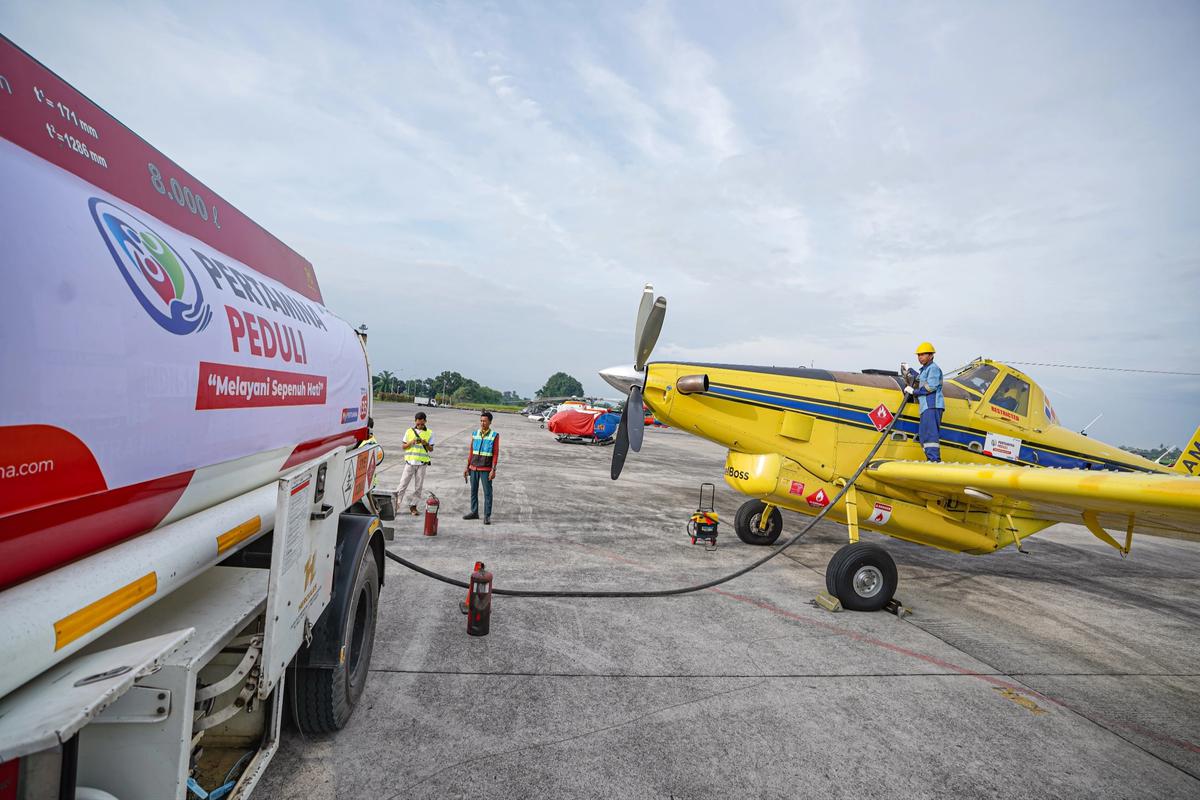 Jalur Darat Masih Sulit, Pertamina Kirim BBM ke Bener Meriah Gunakan Pesawat Air Tractor