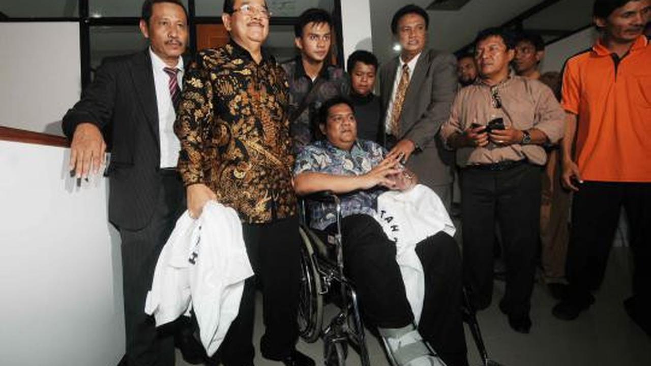 Bersama anaknya, Zulkarnaen Djabar jalani sidang perdana