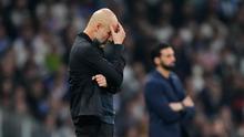 Pelatih Manchester City, Pep Guardiola tampak lesu setelah ditaklukkan Real Madrid pada laga leg pertama babak 16 besar Liga Champions di Stadion Santiago Bernabeu (12/3/2026). (AP Photo/Jose Breton)