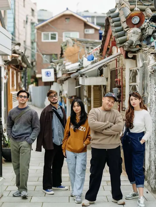 Tidak hanya sendiri, dalam liburannya ini ia pun bersama para sahabat yang juga selebriti. Terlihat dalam potretnya tersebut ada Omar Daniel, Kresna Julio, dan selebgram Paramita. Seru liburan bareng sahabat, sosok selebgram Paramita pun tidak kalah mencuri perhatian. (Liputan6.com/IG/@refalhady)