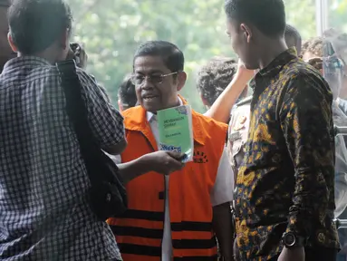 Mantan Menteri Sosial, Idrus Marham memamerkan buku buatannya saat akan menjalani pemeriksaan di Gedung KPK, Jakarta, Jumat (16/11). Menurutnya, buku 'Membangun Ghirah Kajian Keislaman' itu dibuat selama di dalam Rutan KPK. (Merdeka.com/Dwi Narwoko)