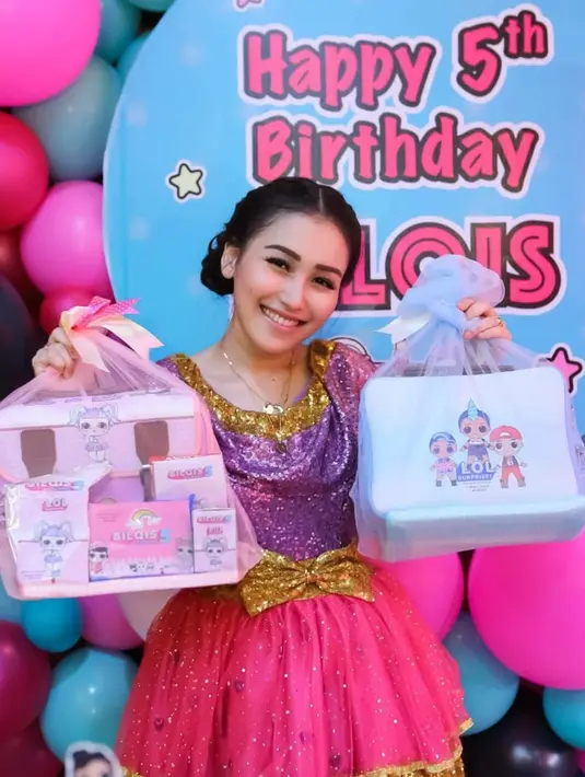 Di hari ulang tahun putri tercinta, Ayu Ting Ting tampil dengan gaya rambut layaknya Putri Disney. Dengan gaya rambut yang imut ini, Ayu terlihat seperti anak remaja. Padahal, dirinya telah berstatus sebagai ibu satu anak. Tak heran ia sering disebut awet muda. (Liputan6.com/IG/@ayutingting92)