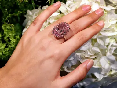 Seorang model mengenakan berlian berwarna merah muda yang dikenal sebagai "The Pink Star" sebelum dilelang oleh Sotheby di London, 20 Maret 2017. Berlian seberat 59,6 karat ini akan dilelang di Hong Kong. (AP Photo/Kirsty Wigglesworth)