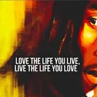 Sebelum dia bernyanyi nampaknya biasa saja. Tunggu sampai kamu mendengar suaranya. Yakin deh dia reinkarnasi Bob Marley!