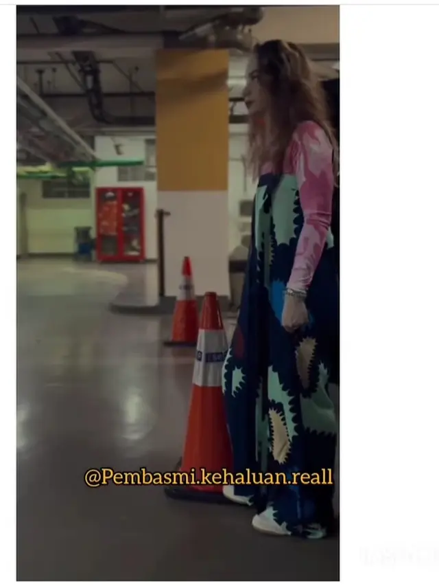 Putri Anne lepas hijab dalam sebuah konten (Foto: instagram pembasmi.kehaluan.reall/lambegosiip)