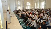 Menteri Badan Usaha Milik Negara (BUMN) Erick Thohir melaksanakan salat Idul Fitri di Masjid At-Thohur, Cimanggis, Depok, Jawa Barat. (Dok Erick Thohir)