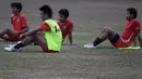 Sejumlah pemain Persija Jakarta beristirahat usai mengikuti latihan perdana jelang Piala Presiden 2015 di Lapangan Yon Zikon 13, Jakarta, Selasa (18/8/2015). (Bola.com/Vitalis Yogi Trisna)