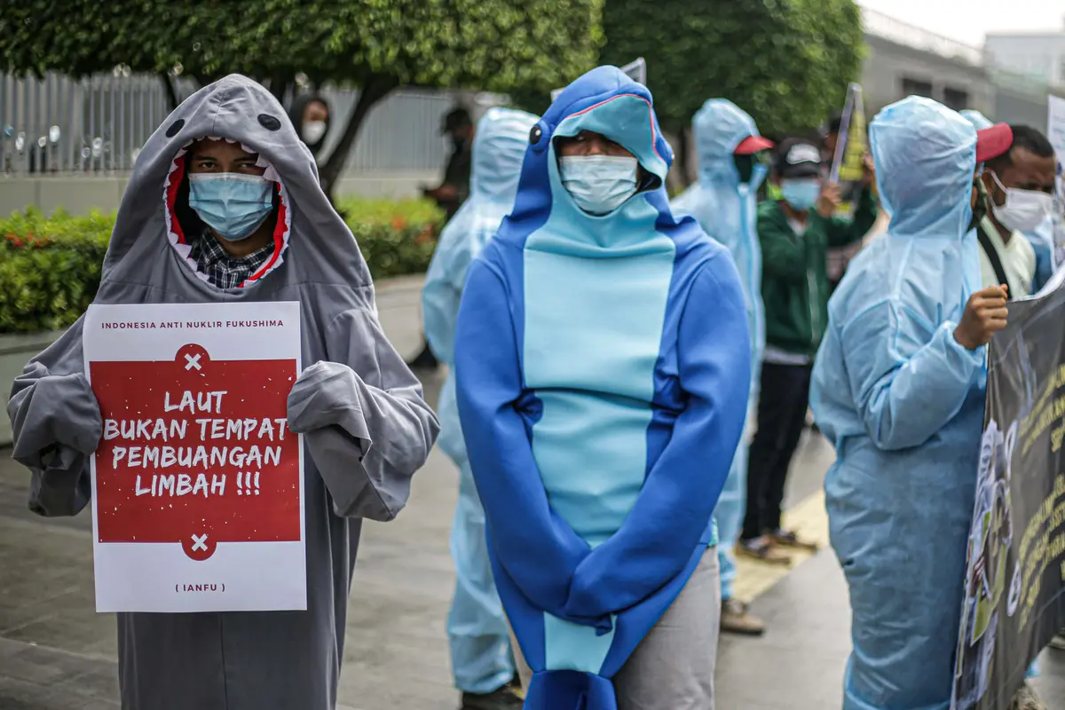 FOTO: Massa Geruduk Kedutaan Besar Jepang Tolak Pembuangan Limbah Nuklir Fukushima