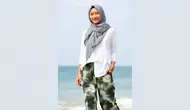 Inspirasi Outfit Hijab: Kaos Polos + Celana Wide Pants Motif. Foto: Qwen AI