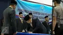 Komjen Pol Budi Waseso menandatangi berkas acara pelantikan dirinya sebagai Kepala BNN di Kantor BNN, Jakarta, Selasa (8/9). Buwas resmi menggantikan Komjen Pol Anang Iskandar sebagai Kepala BNN. (Liputan6.com/Faizal Fanani)