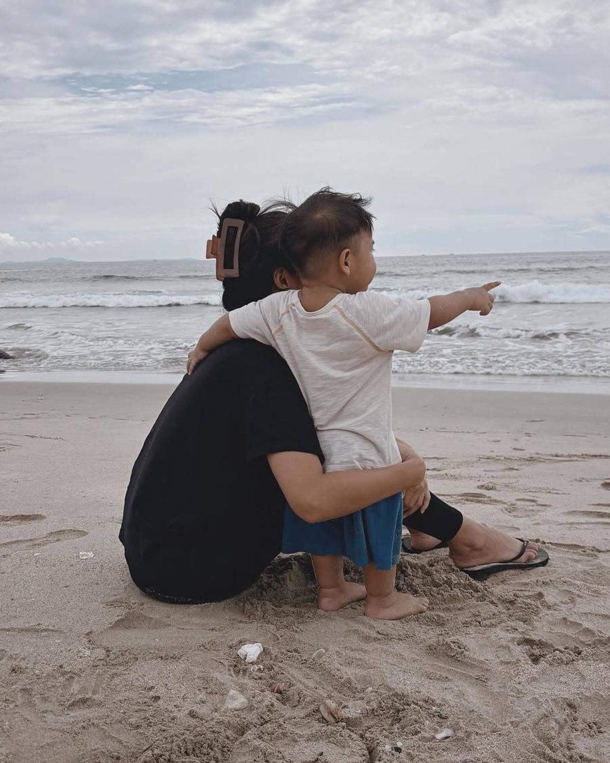 Selama hampir dua tahun terakhir, Arie Kriting &amp; Indah Permatasari memilih untuk tidak secara jelas mengungkap potret wajah anak mereka.<br>