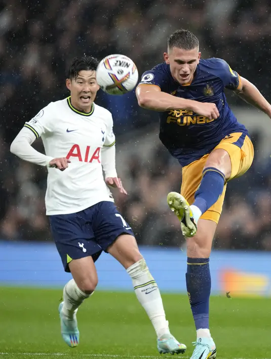 Bek Newcastle United Sven Botman menendang bola di depan penyerang Tottenham Hotspur Son Heung-min pada laga pekan ke-13 kasta teratas Liga Inggris, Premier League 2022/2023 di Tottenham Hotspur Stadium, Minggu (23/10/2022) malam WIB. Berkat hasil ini, Tottenham masih menduduki peringkat tiga klasemen dengan poin 26. (AP Photo/Frank Augstein)
