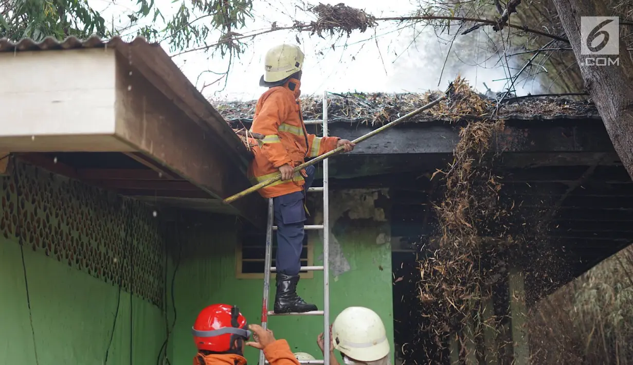 Petugas berusaha memamkan api yang membakar area kantin kampus Institut Ilmu Sosial dan Ilmu Politik (IISIP), Jakarta, Sabtu (24/8/2019). Enam unit mobil pemadam kebakaran dikerahkan untuk memadamkan api yang melahap bangunan tersebut. (Liputan6.com/Immanuel Antonius)