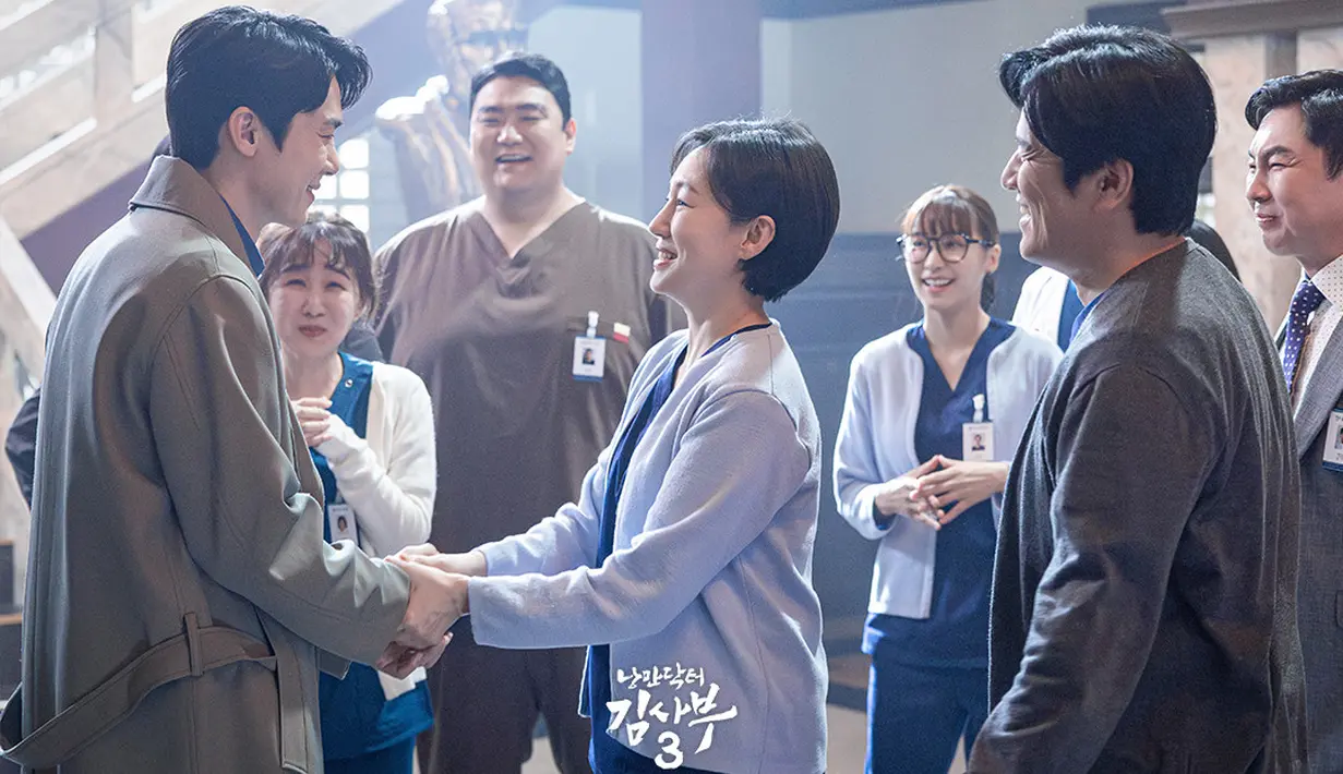 Kang Dong Joo, pemeran utama Dr. Romantic musim pertama akhirnya kembali ke Rumah Sakit Doldam. Dia muncul di adegan akhir Dr. Romantic 3 episode 12. (Foto: SBS via Soompi)