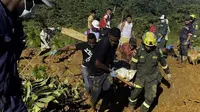Petugas penyelamat tengah berusaha mengangkut korban tewas akibat tanah longsor di Kolombia. (AFP)