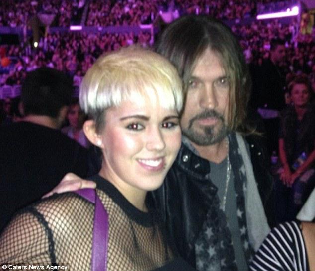 Ayah Miley terpana dan berfoto bersama Mardee, foto: copyright dailymail.co.uk/Caters News Agency