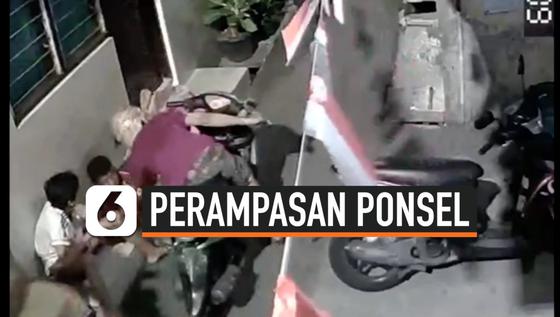 VIDEO: Perampasan Ponsel Terekam CCTV