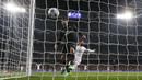 Pemain PSG Maxwell hanya melihat bola yang masuk ke gawangnya pada lanjutan Liga Champions Grup A di Stadion Santiago Bernabeu, Madrid, Rabu(4/11/2015) dini hari. Madrid menang tipis 1-0.  (Reuters / Sergio Perez)
