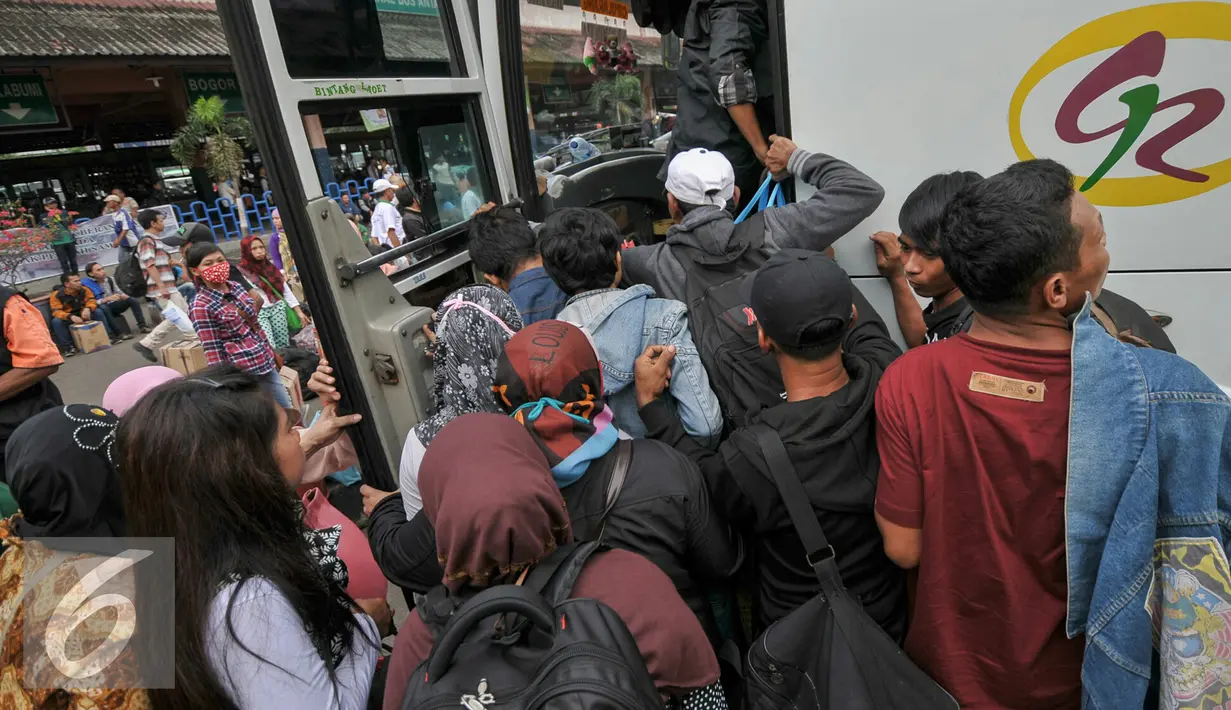 Pemudik berebut masuk bus AKAP tujuan Pangandaran di Terminal Kampung Rambutan, Jakarta, Jumat (1/7). H-5 jelang puncak arus mudik Lebaran 2016, terminal Kampung Rambutan mulai dipadati pemudik. (Liputan6.com/Yoppy Renato)